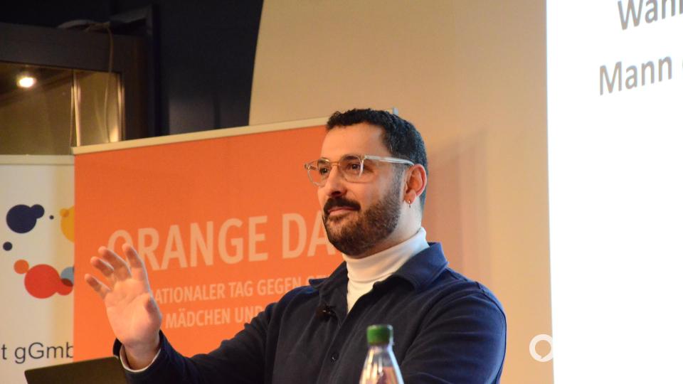 Fikri Anil Altintas spricht in der Volkshochschule Weiden über das Thema Männlichkeit. Bild: Kunz
