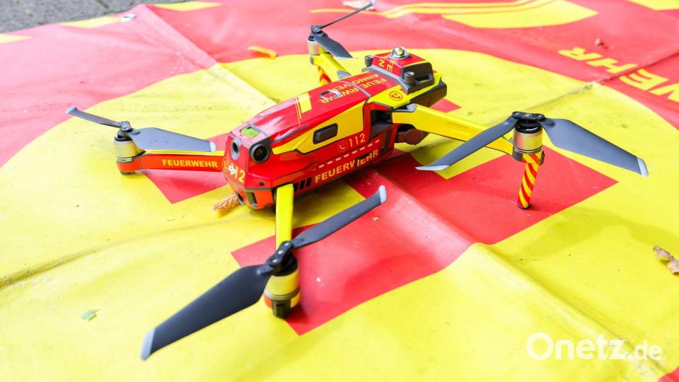 Die 40 mal 40 Zentimeter großen Fluggeräte tragen die Farben der Feuerwehr. Bild: Julian Stratenschulte/dpa