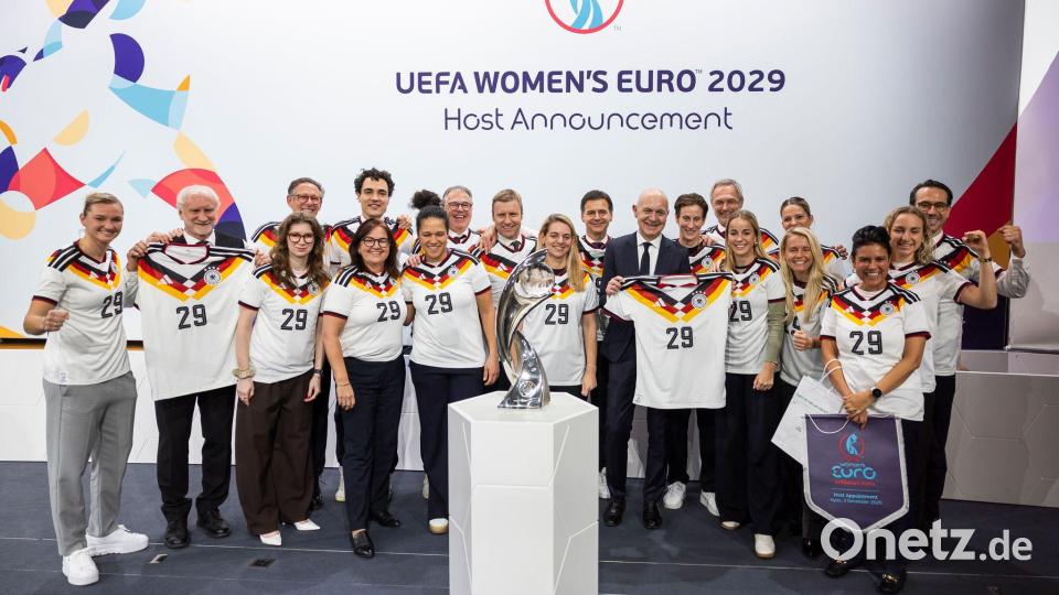 Die deutsche Delegation bejubelt den EM-Zuschlag. Bild: Cyril Zingaro/KEYSTONE/dpa