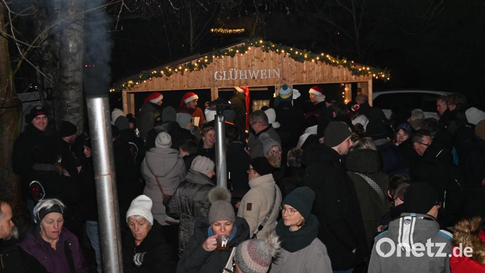 Dichter Andrang herrschte nicht nur an der Glühweinbude auf der Wiese unterhalb der Brettl-Hütte, sondern auch an den vielen Feuerstellen rundherum. Bild: kki