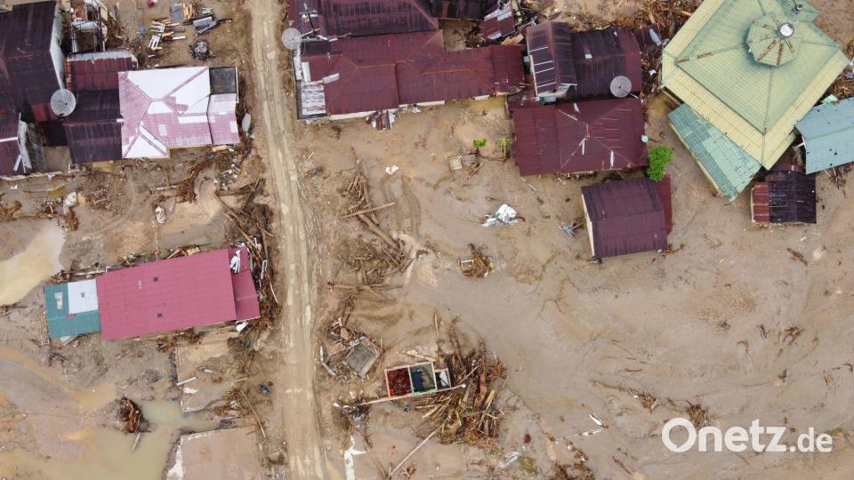 Viele Gemeinden waren nach Sturzfluten von der Außenwelt abgeschnitten. Bild: Binsar Bakkara/AP/dpa
