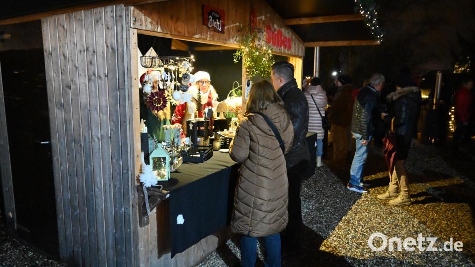 Auf der Jagd nach Weihnachtsgeschenken konnten die Besucher am Pirker Weihnachtsmarkt fündig werden. Bild: kki