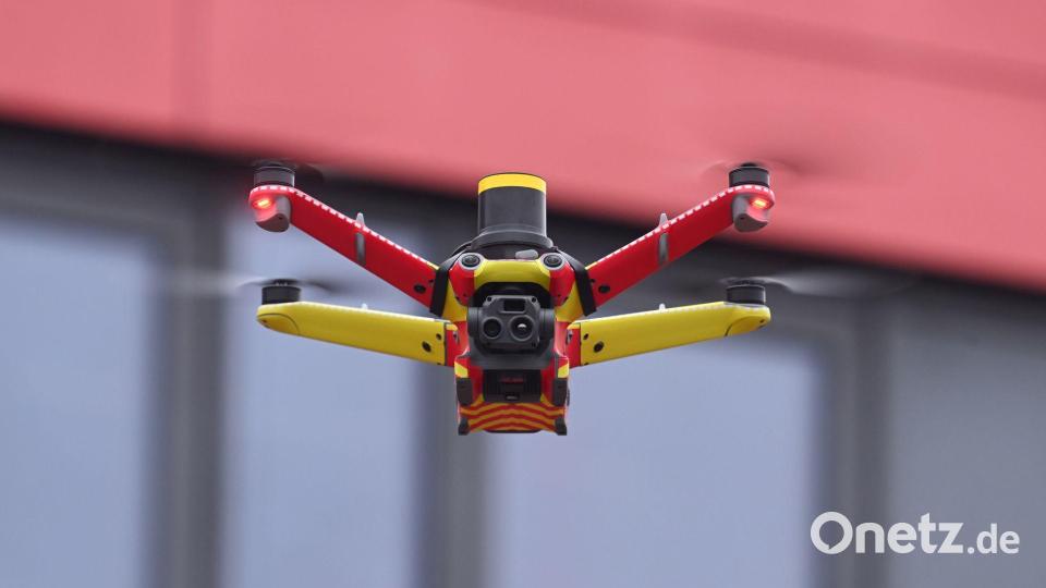 Die Drohnen fliegen automatisiert, werden während des Fluges aber aus der Ferne überwacht. Bild: Felix Hörhager/dpa