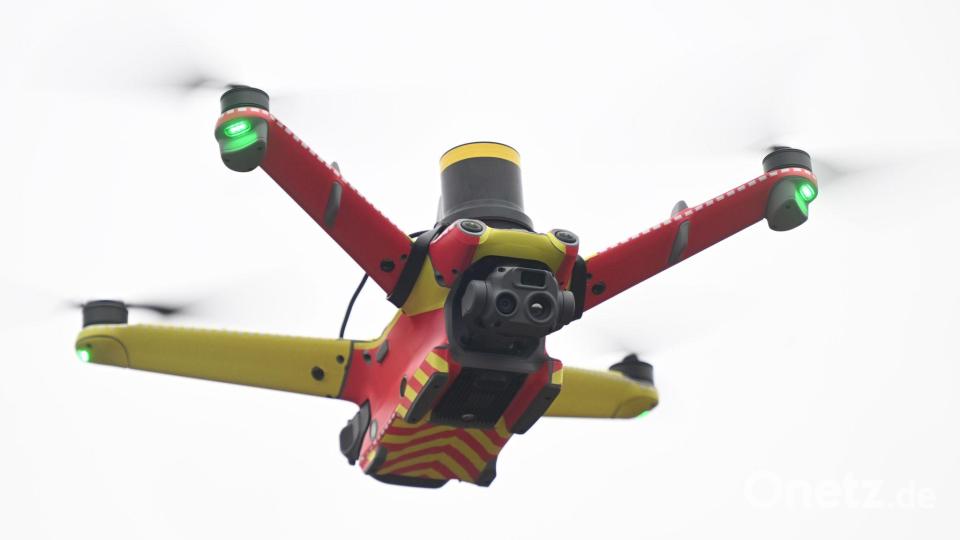 Die Drohnen sollen noch vor den Einsatzkräften vor Ort sein und der Einsatzleitung bei der Einschätzung helfen. Bild: Felix Hörhager/dpa