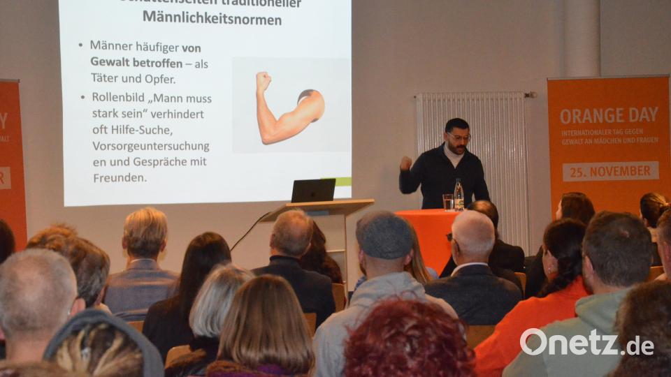 Fikri Anil Altintas spricht über das Thema "Männlichkeit". Bild: Kunz