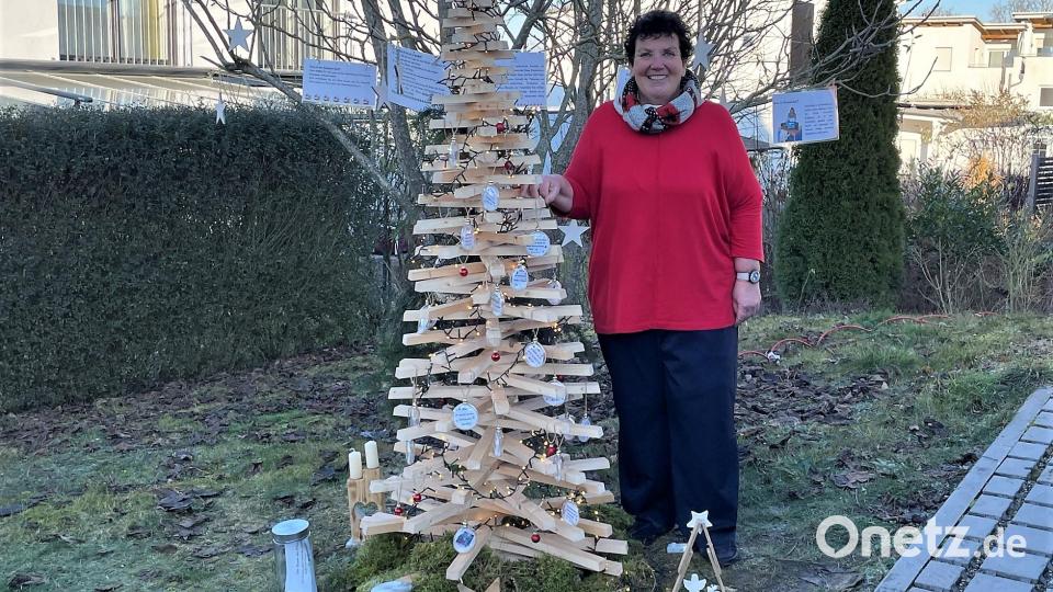 Die Vorsitzende des Vereins "Ninos Freunde" Karin Borchers neben dem "Baum der Freude", an dem die Kugeln mit den Herzenswünschen der schwerkranken Kinder und Jugendlichen befestigt sind. Sie hofft, dass sich viele hilfsbereite Menschen an dieser Aktion beteiligen und damit alle diese Wünsche erfüllt werden können. Bild: Susanne Schwab
