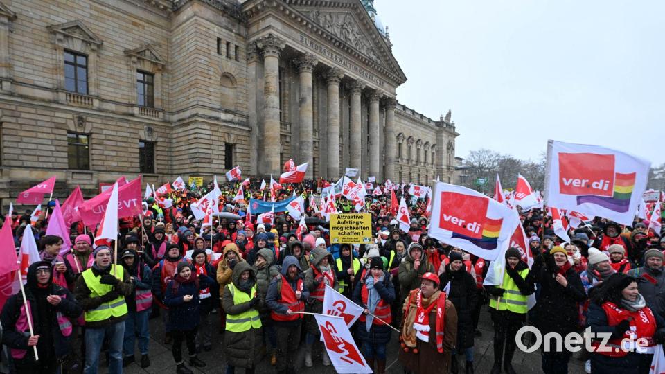 In vielen Städten demonstrierten Lehrkräfte und andere Landesbeschäftigte bei der Vorgängerrunde 2023 für die damalige Forderung 10,5 Prozent mehr Gehalt - etwa in Leipzig. (Archivfoto) Bild: Hendrik Schmidt/dpa