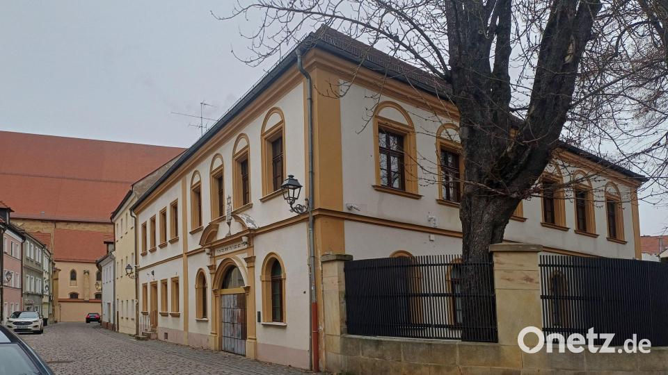 In der Nacht auf Montag hat ein 41-Jähriger ein Weizenglas gegen die Amberger Synagoge geworfen. Zuvor hatte er Naziparolen gerufen und den Hitlergruß gezeigt. Bild: Theresa Bruischütz
