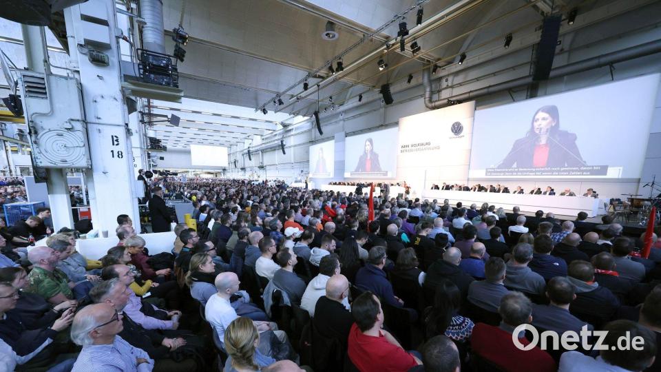 Die Betriebsratsvorsitzende Daniela Cavallo berichtete vor Tausenden Beschäftigten in Halle 11 über die Stimmung in der Belegschaft. Bild: Kevin Nobs/VW-Betriebsrat/dpa