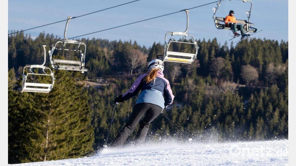 Oberhof startet in die Alpinski-Saison: Eine Skifahrerin ist auf der Piste des Fallbachlifts unterwegs. Bild: Michael Reichel/dpa