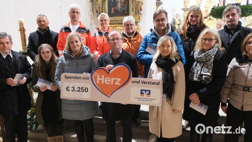 Die Volksbank-Raiffeisenbank Nordoberpfalz unterstützt mit insgesamt 3250 Euro Kirchengemeinden, Kindergärten, Kulturträger und Vereine. Bild: Fred Lehner