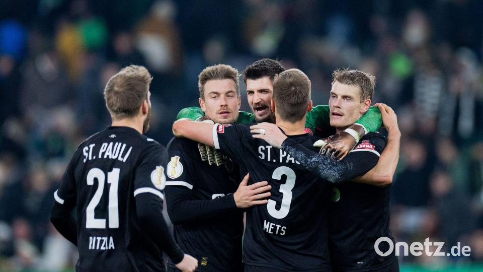 Der erste Sieg seit langem sorgt für ausgelassene Freude. Bild: Rolf Vennenbernd/dpa