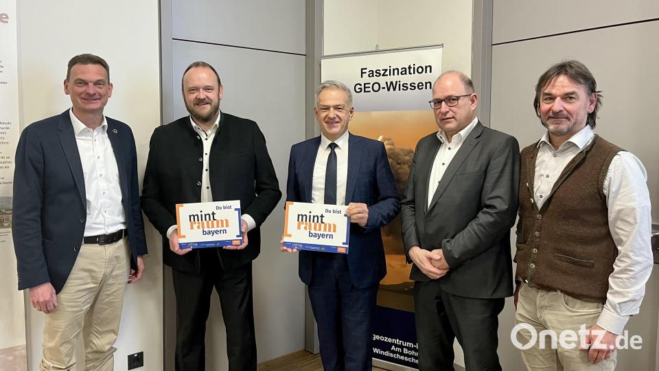 Setzen sich an der Spitze des neuen Vereins für Mint-Förderung ein: Ernst Schickedanz, Landrat Andreas Meier, Landrat Roland Grillmeier, Johann Zach und Ramon Gomez-Islinger (von links). Bild: vv