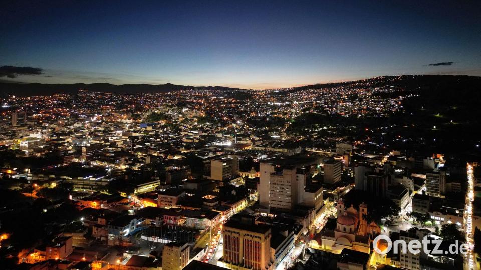Die Sonne geht hinter Tegucigalpa in Honduras unter. Bild: Moises Castillo/AP/dpa