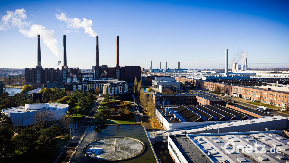 Blauer Himmel über dem VW-Werk in Wolfsburg – doch die Stimmung im Konzern bleibt wechselhaft. (Archivbild) Bild: Moritz Frankenberg/dpa