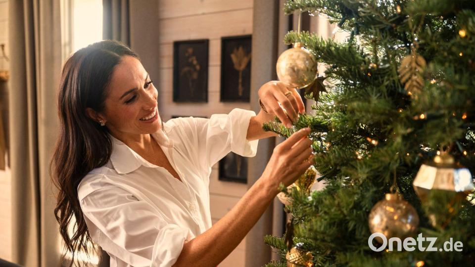 Meghan schmückt den Weihnachtsbaum. Bild: Jake Rosenberg/Netflix/dpa