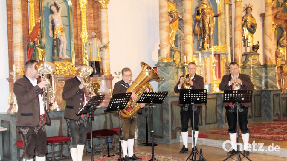 Bei einer adventlichen Stunde in der Pfarrkirche spielte eine Bläsergruppe der Blaskapelle St. Ägidius. Bild: bjo