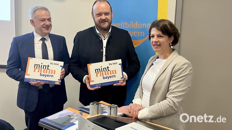 Ausgezeichnet: Susanne Knotzer von der Koordinierungsstelle der bayerischen Mint-Regionen überbrachte dem Vorsitzenden, Landrat Andreas Meier, und dem Stellvertreter, Landrat Roland Grillmeier (von rechts), die Anerkennung als offizielle Mint-Region. Bild: vv