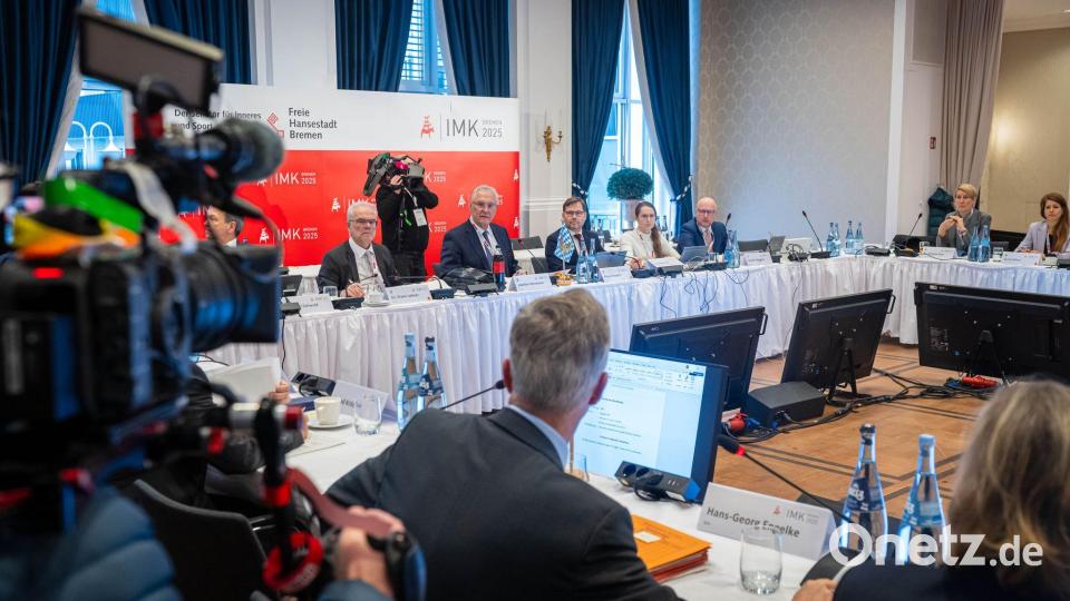 Die Innenministerkonferenz berät unter anderem über Sicherheit in Fußball-Stadien. Bild: Sina Schuldt/dpa