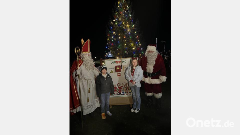 Die amerikanischen Schulkinder Charlotte und Linkoln legeten zusammen mit dem heiligen Nikolaus und Santa Claus den Schalter um und brachten bei der Tree Lighting Ceremony die Lichter an der 15 Meter hohen Fichte zum Leuchten. Bild: mor