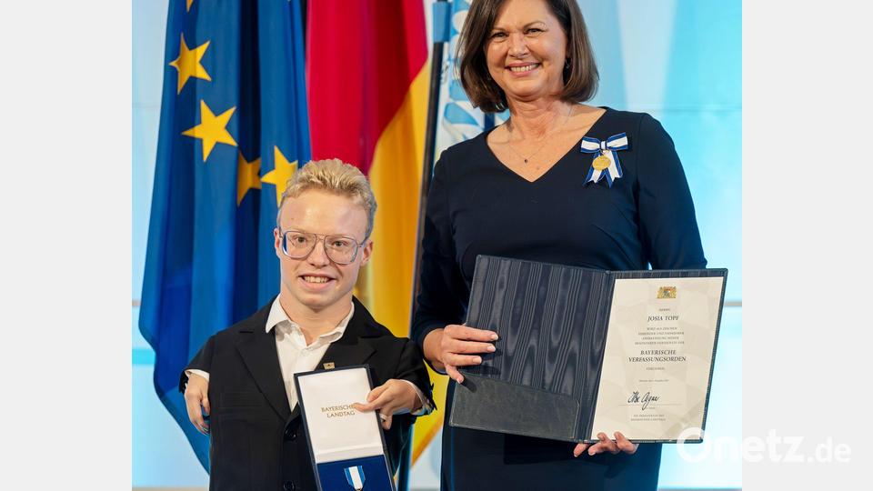 Auch Sportler bekamen den Verfassungsorden. Bild: Peter Kneffel/dpa