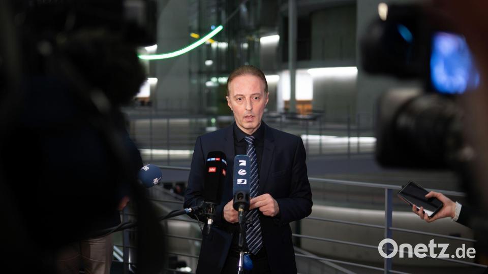 Der Vorsitzende des Wahlprüfungsausschusses erläuterte, warum die Einsprüche des BSW unbegründet seien. Bild: Sebastian Christoph Gollnow/dpa