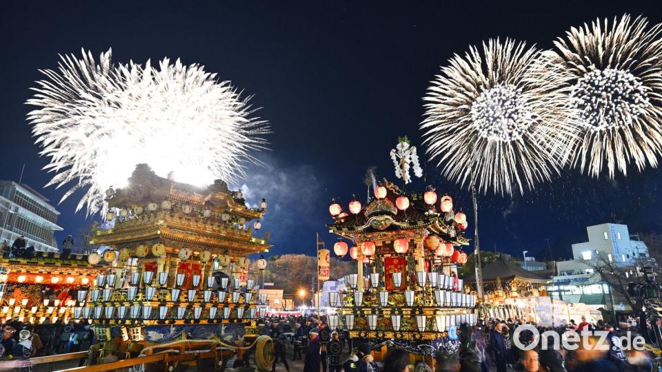 Feuerwerkskörper explodieren beim Chichibu-Nachtfest in der Präfektur Saitama im Osten Japans. Bild: Uncredited/kyodo/dpa