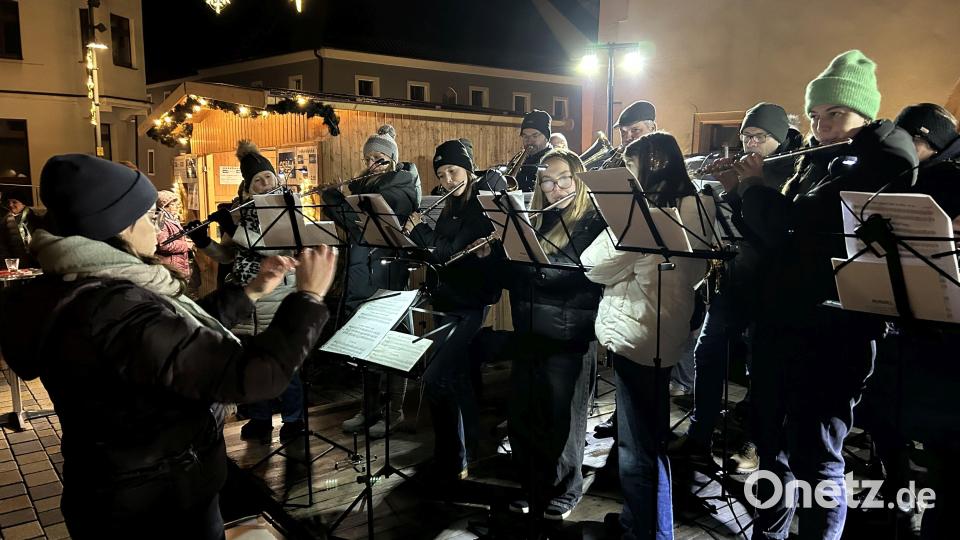 Der Musikzug stimmte mit seinen Melodien zur Weihnachtszeit auf die Adventzeit ein. Bild: Josef Birner