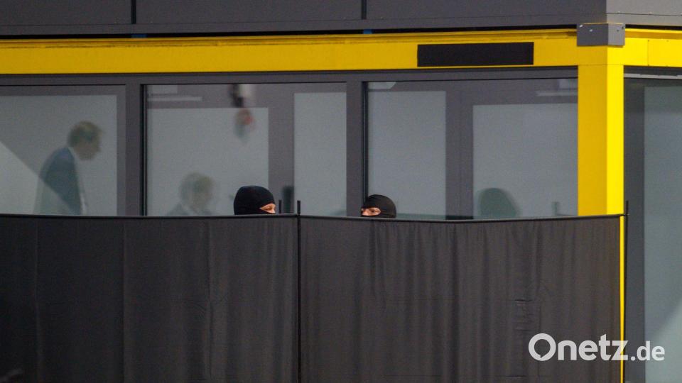 Zeitweise wurden Sichtschutzwände vor dem Angeklagten aufgestellt, weil die Zeugin ihm nicht ins Gesicht sehen wollte. Bild: Klaus-Dietmar Gabbert/dpa