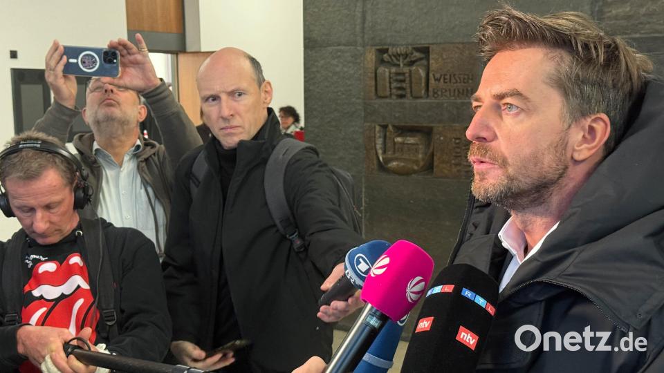 Bereits vor Prozessbeginn gab der Anwalt ein öffentliches Statement ab. Bild: Gabi Schönberger