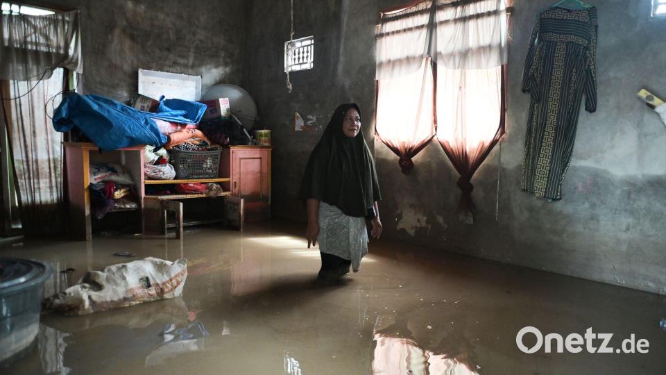 Eine Frau steht nach heftigen Monsun-Regenfällen in Indonesien in ihrem überfluteten Haus Bild: Reza Saifullah/AP/dpa