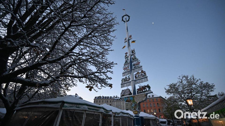 Nach oberbayerischer Tradition besitzt er einen prächtigen Maibaum. (Archivbild) Bild: Felix Hörhager/dpa