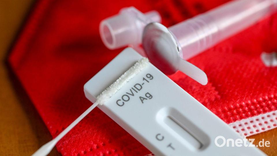 Rund ein halbes Jahr lang soll die Station geschlossen gewesen sein, dennoch soll der Mann in diesen Zeitraum zahlreiche fiktive Testungen von Bürgern abgerechnet haben.(Symbolbild) Bild: Jens Kalaene/dpa