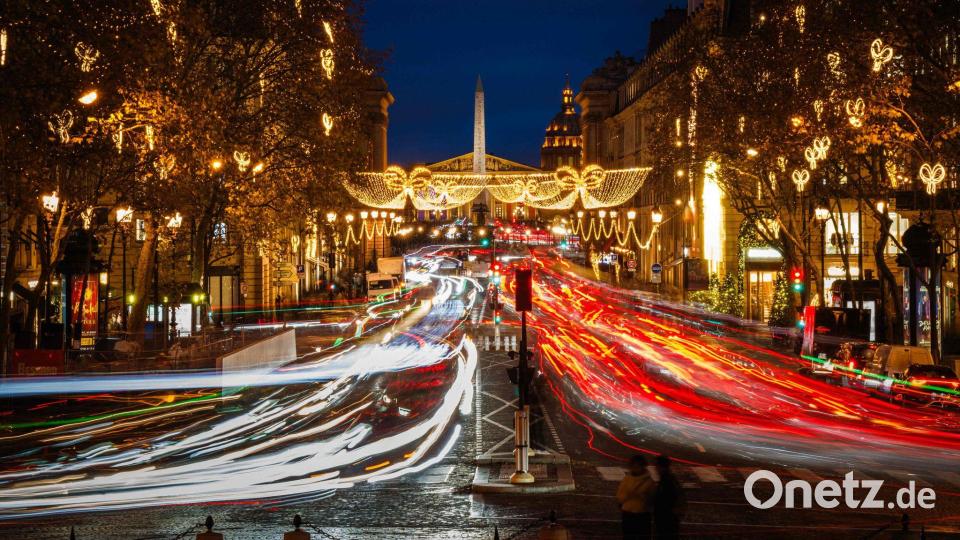 Diese Langzeitbelichtung zeigt einen Blick auf die Rue Royale in Paris mit Weihnachtsbeleuchtung und dem Place de la Concorde im Hintergrund. Bild: Dimitar Dilkoff/AFP/dpa