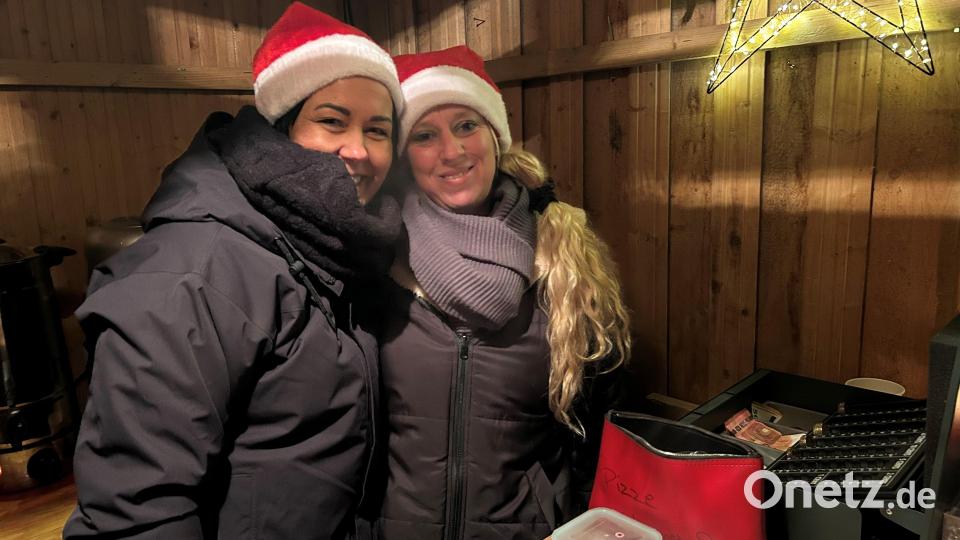 Melanie Bauer (links) und Manuela Stiebitz (rechts) haben beim Straßenfest in der Kößlmühlstraße trotz aller Arbeit viel Spaß. Bild: ck
