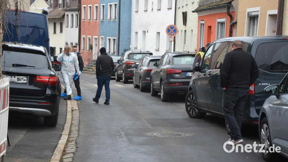 In einem Wohnhaus in der Waldsassener Innenstadt hat sich am Donnerstagvormittag ein Tötungsdelikt ereignet. Bild: Josef Rosner