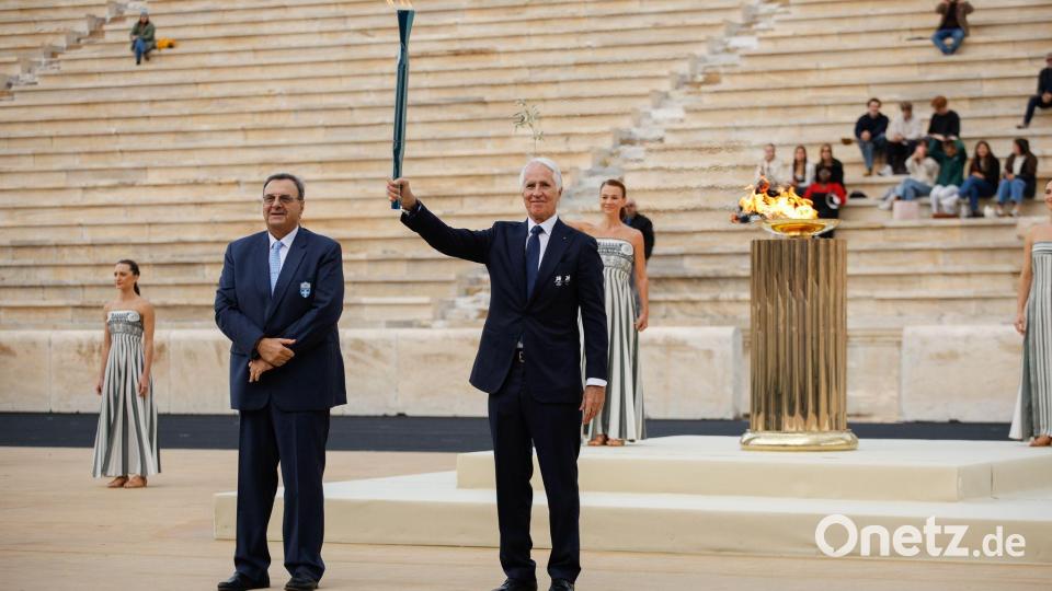Der Präsident des Organisationskomitees von Mailand-Cortina, Giovanni Malago, hält die Fackel während der Zeremonie zur Übergabe des olympischen Feuers für die Olympischen Winterspiele 2026 in Mailand-Cortina im Panathinaikon-Stadion. Bild: Socrates Baltagiannis/dpa