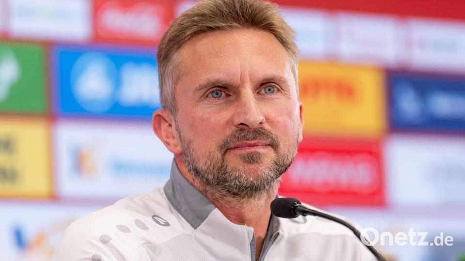 U23-Trainer Benjamin Hoffmann sitzt voraussichtlich nur einmal auf der Trainerbank des Bundesligisten. Bild: Torsten Silz/dpa