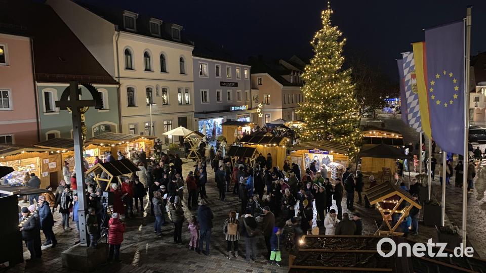 Die weihnachtliche Atmosphäre der Budenstadt in Hirschau begeisterte die Besucher. Bild: Josef Birner