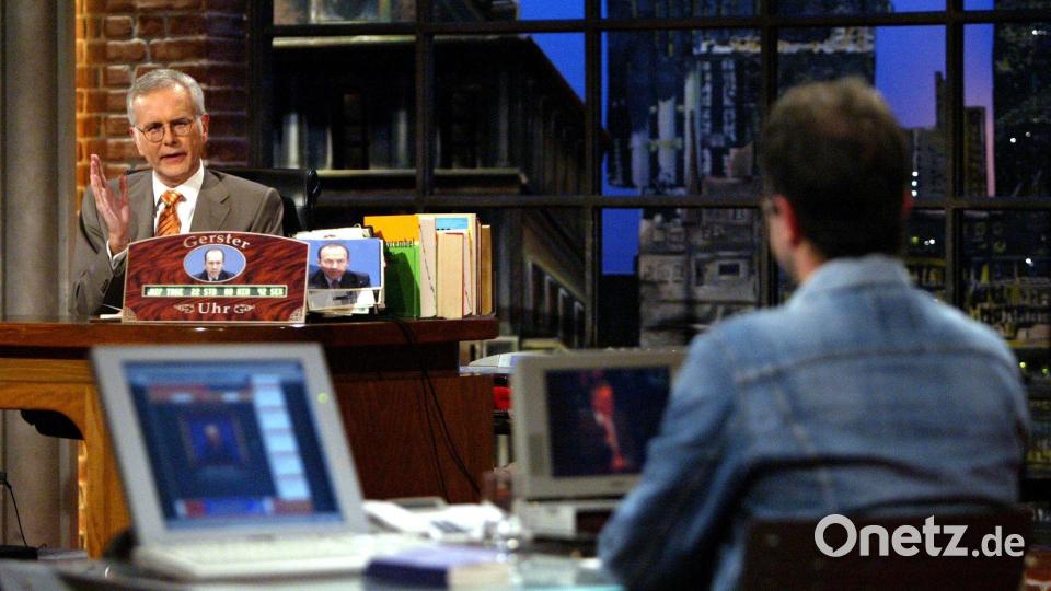 Mit Schreibtisch, Stand-up und spitzem Witz: Schmidt gilt bis heute als wichtigste Figur der deutschen Late-Night-Geschichte. (Archivbild) Bild: picture alliance / Rolf Vennenbernd/dpa