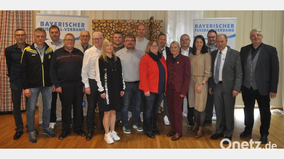 Die Geehrten aus den Vereinen des Kreises Cham/Schwandorf mit Funktionären des Oberpfälzer Fußballverbandes und Ehrengästen. Bild: Andreas Allacher/BFV