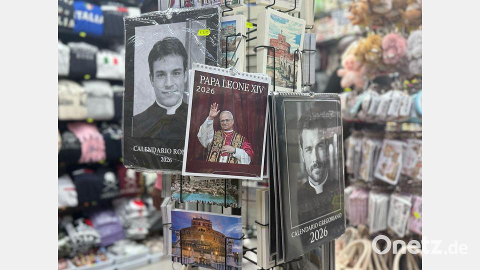 Rund um den Petersdom werden Kalender von Papst Leo XIV. sowie echten und falschen Priestern verkauft. Bild: Christoph Sator/dpa