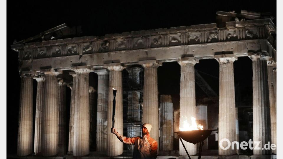 Olympischer Fackellauf: An der Akropolis in Athen wird die Flamme für die Olympischen Winterspiele 2026 entzündet. Bild: Thanassis Stavrakis/AP/dpa