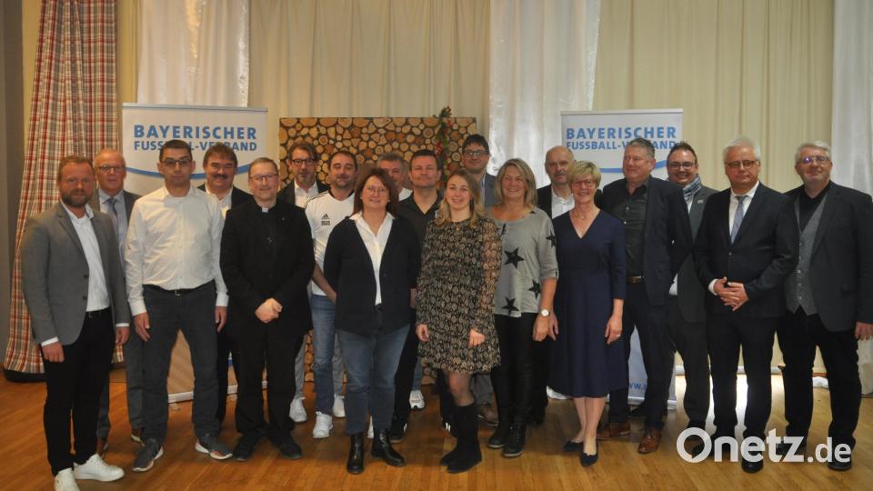 Die Geehrten aus den Vereinen des Kreises Amberg/Weiden mit Funktionären des Oberpfälzer Fußballverbandes und Ehrengästen. Bild: Andreas Allacher/BFV