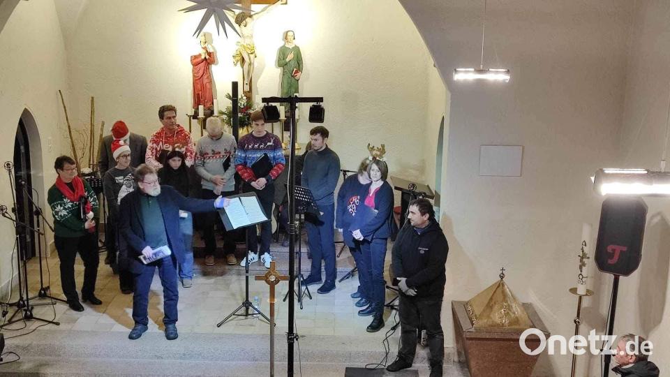 Ein strahlender Moderator Ulli Gerlach (vorne links) holte unter anhaltendem Beifall zum Konzertende den Organisten Alexander Voigt (vorne rechts) von der Empore vor den Altar. Mit im Bild der Chor „dacapo“. Bild: Katharina Weiß