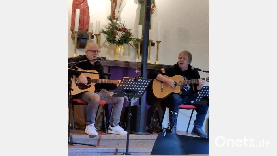 Martin Hoffmann (links) und ROB Hiemer (rechts) verbreiteten mit den Wolfgang-Ambros-Liedern „Weihnachten wie immer“ und „Schifoan“ einen Hauch von Wiener Schmäh. Bild: Katharina Weiß