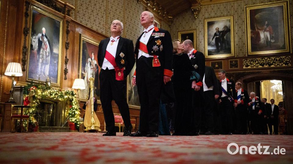 Bundespräsident Frank-Walter Steinmeier und König Charles III. gehen mit anderen Gästen zu einem Abendessen zu Ehren des Bundespräsidenten und seiner Frau in der St. George’s Hall von Schloss Windsor. Bild: Bernd von Jutrczenka/dpa