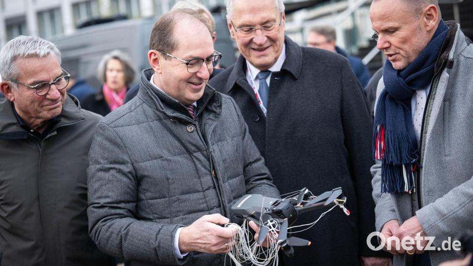Bevor die Gespräche beginnen, zeigt die neue Drohnenabwehr-Einheit der Bundespolizeidirektion 11, was sie kann. Bild: Sina Schuldt/dpa