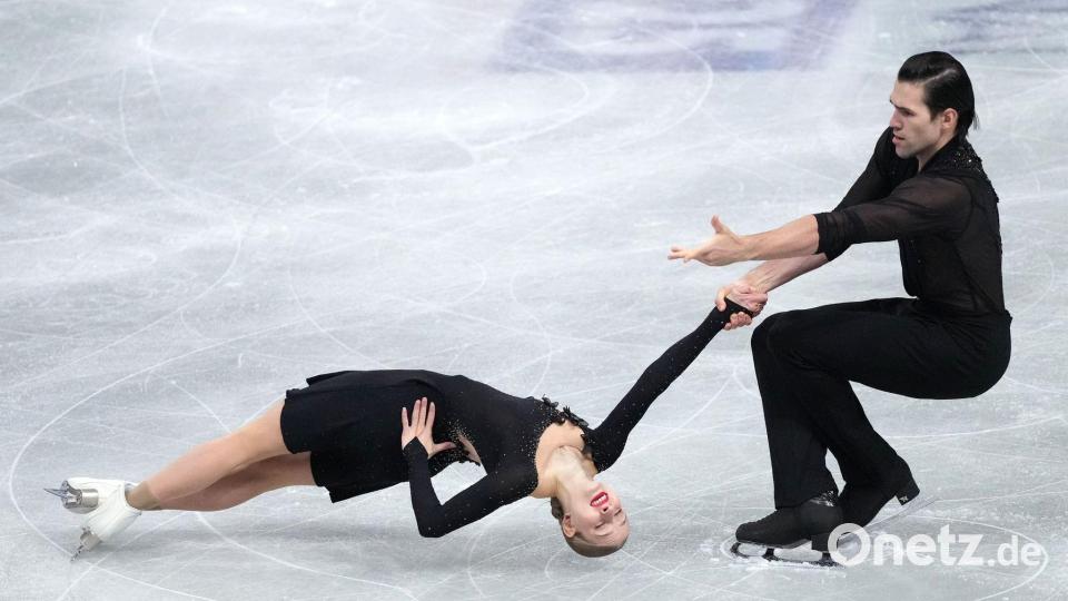 Minerva Hase (l) und Nikita Volodin liegen beim Grand-Prix-Finale nach dem Kurzprogramm nur auf dem fünften Rang. Bild: Hiro Komae/AP/dpa