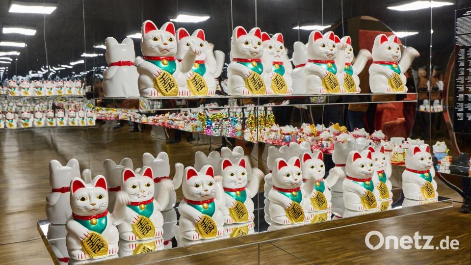 Miau wir sind Kultur! Winkekatzen stehen in der Sonderausstellung "Katzen!" im Hamburger Museum MARKK. Bild: Georg Wendt/dpa